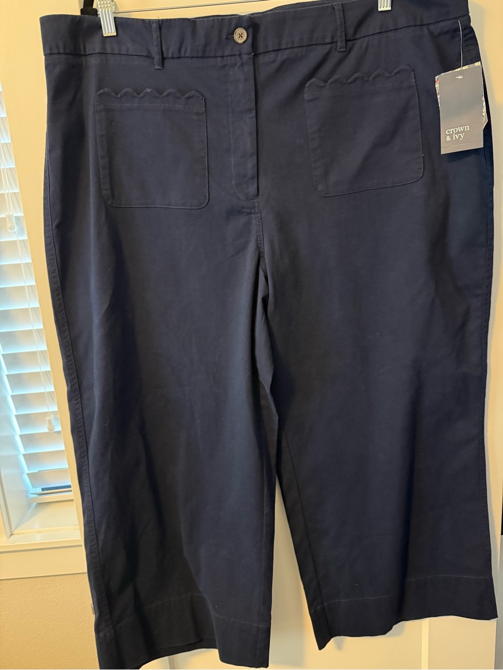 crown & ivy Navy Scallop Pocket Cropped Pants